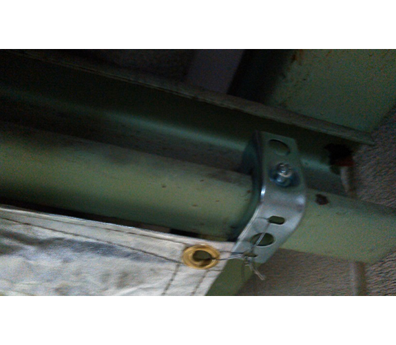 遮熱シート　C形鋼の母屋にC形鋼用吊下げ金具を使用した施工方法